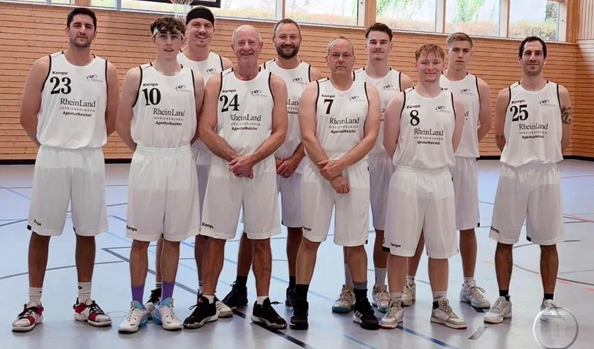 Die Herrenmannschaft der Sportfreunde Höhr-Grenzhausen in der Sporthalle, aufgereiht in weißen Trikots