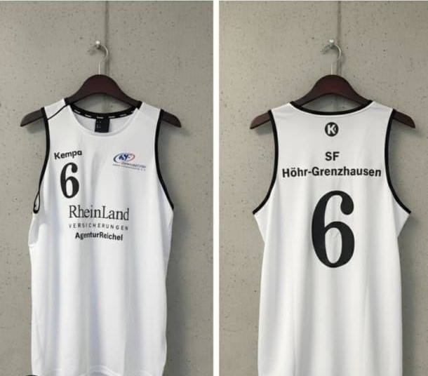 Trikot der Sportfreunde Höhr-Grenzhausen, Vorder- und Rückseite: weiß mit schwarzem Trim, Nummer 6, vorne RheinLand Versicherungen Agentur Reichel, hinten SF Höhr-Grenzhausen